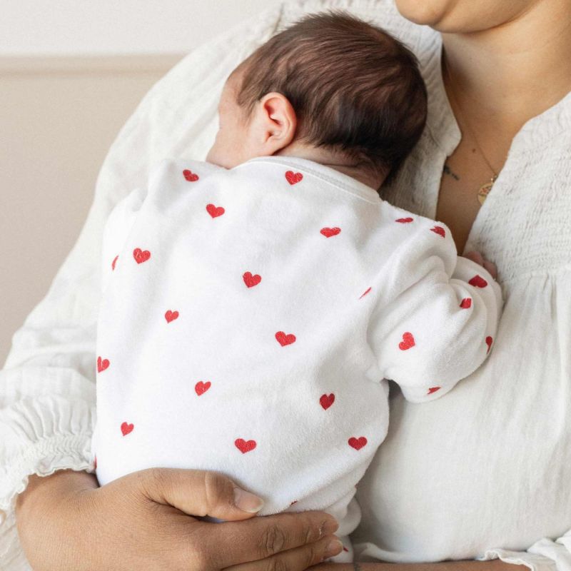 Image d'ambiance de présentation du produit Pyjama Cœurs Rouges (naissance) - Trois Kilos Sept